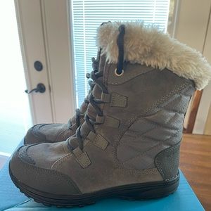 Girls size 3 Columbia waterproof insulated boot. Worn 2 x. Like new.